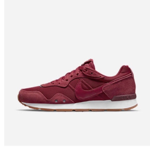 Nike Shoes - Nike Venture Runner